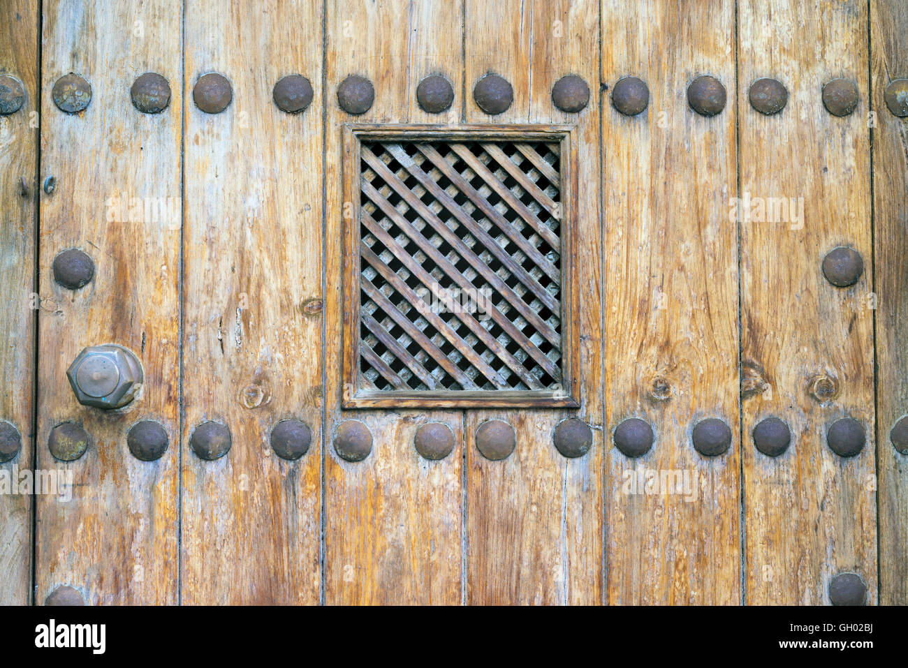 Detail der ein Guckloch in eine alte Holztür Stockfoto
