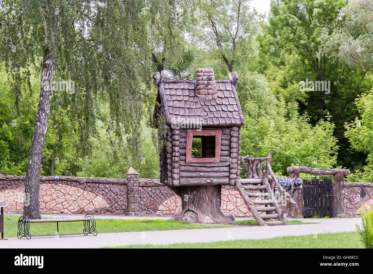 Auf Motive der Fairy baute Geschichten im Kinderpark ein Haus mit einem Zaun und Tor, neben den Zeichen der Märchen. Stockfoto