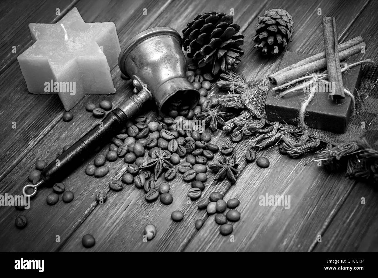 Kaffeebohnen, Anis, Zimt, Turk, Geschenkbox und Kegel auf hölzernen Hintergrund. Am Abend Vintage Weihnachtsgrußkarte. Schwarz Stockfoto