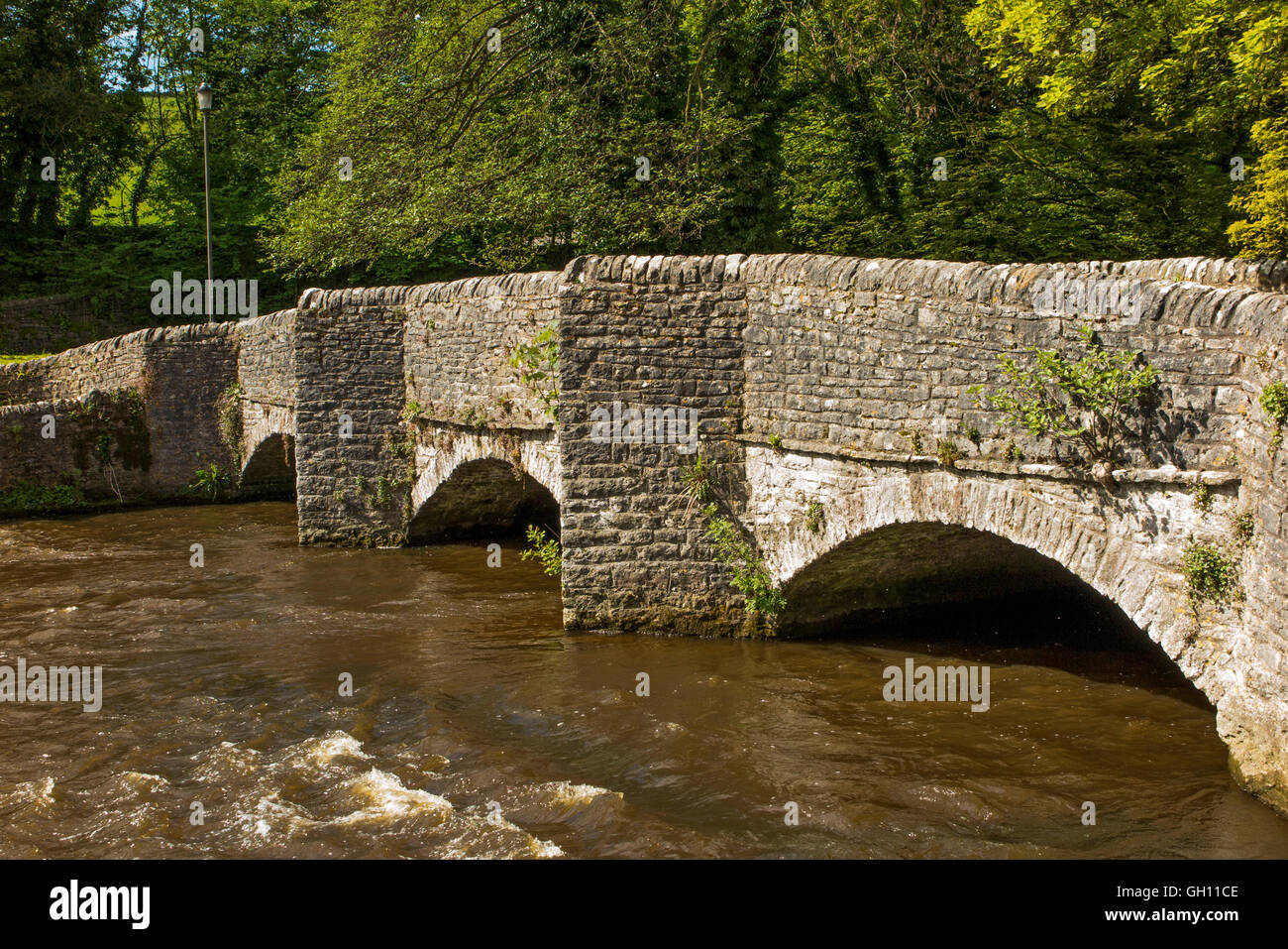 Großbritannien, England, Derbyshire, Ashford im Wasser, Sheepwash Brücke über den Fluss Wye Stockfoto