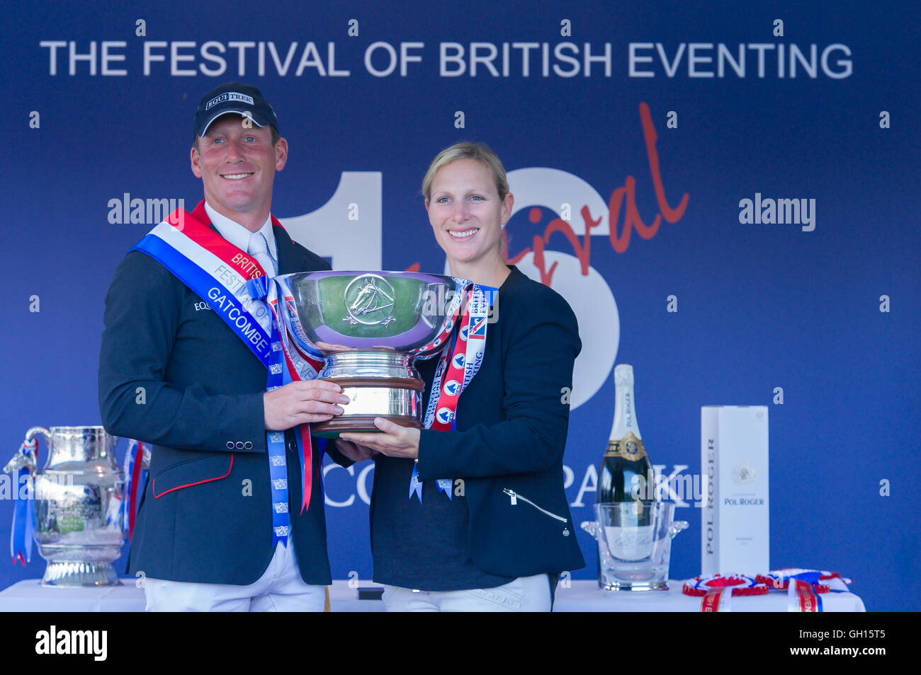 Festival der British Eventing, Gatcombe Park, Minchampton, Gloucestershire, England, 7. August 2016, Zara Tindall präsentiert den korinthischen Cup Gewinner der British Open Oliver Townend Credit: Trevor Holt / Alamy Live News. Stockfoto