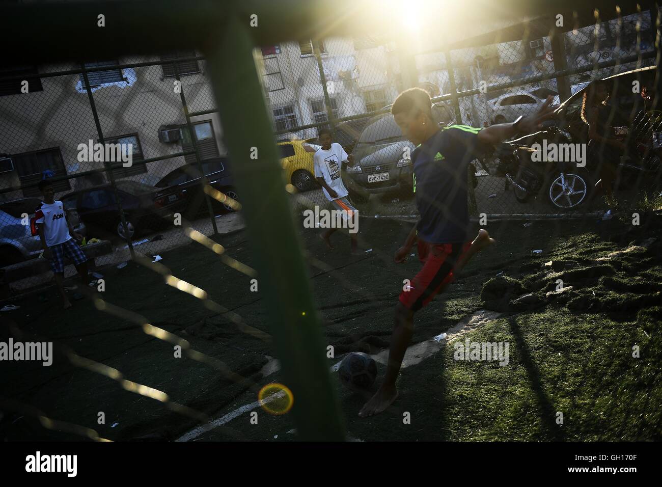 Rio De Janeiro, Brasilien. 4. August 2016. Jugendliche spielen Fußball in der Favela Mangueira in Rio De Janeiro, Brasilien, 4. August 2016. Mangueira, eines der tausend Favelas in Rio De Janeiro, ist berühmt für seine Sambaschule Rios Haupt Liga 2016 Karneval Wettbewerb in diesem Jahr gewann. Etwa ein Fünftel der Einwohner der Stadt Leben in den Favelas von Gewalt und Armut überschattet. Obwohl mit niedrigem Einkommen und schlechtem Zustand leben, genießen Sie das Glück des Sports und der Herrlichkeit der Olympischen Spiele wie andere Brasilianer. © Wang Peng/Xinhua/Alamy Live-Nachrichten Stockfoto