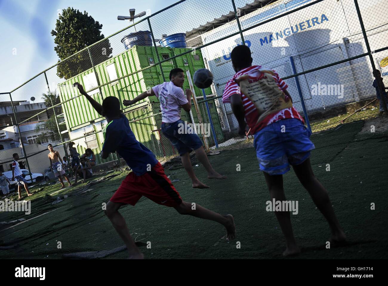(160807) - RIO DE JANEIRO, 7. August 2016 (Xinhua)--Jugendlichen spielen Fußball in Favela Mangueira in Rio De Janeiro, Brasilien, 5. August 2016. Mangueira, eines der tausend Favelas in Rio De Janeiro, ist berühmt für seine Sambaschule Rios Haupt Liga 2016 Karneval Wettbewerb in diesem Jahr gewann. Etwa ein Fünftel der Einwohner der Stadt Leben in den Favelas von Gewalt und Armut überschattet. Obwohl mit niedrigem Einkommen und schlechtem Zustand leben, genießen Sie das Glück des Sports und der Herrlichkeit der Olympischen Spiele wie andere Brasilianer. (Xinhua/Wang Peng) (Zcq) Stockfoto