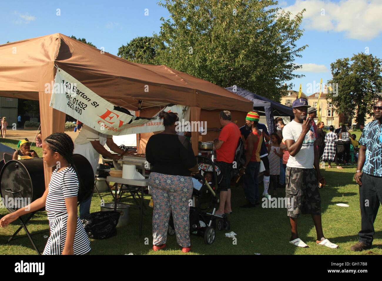 Gloucester, Großbritannien. 7. August 2016. Männer zeigen ihre gymnastischen Fähigkeiten, während Familien entspannen & genießen Sie Speisen im Messe/Fete im Park von Jamaika 54th Unabhängigkeitsfeierlichkeiten Kite & Familie. Gloucester in England 07.08.16. Bliss Lane Alamy Live-Nachrichten. Bildnachweis: Bliss Lane/Alamy Live-Nachrichten Stockfoto