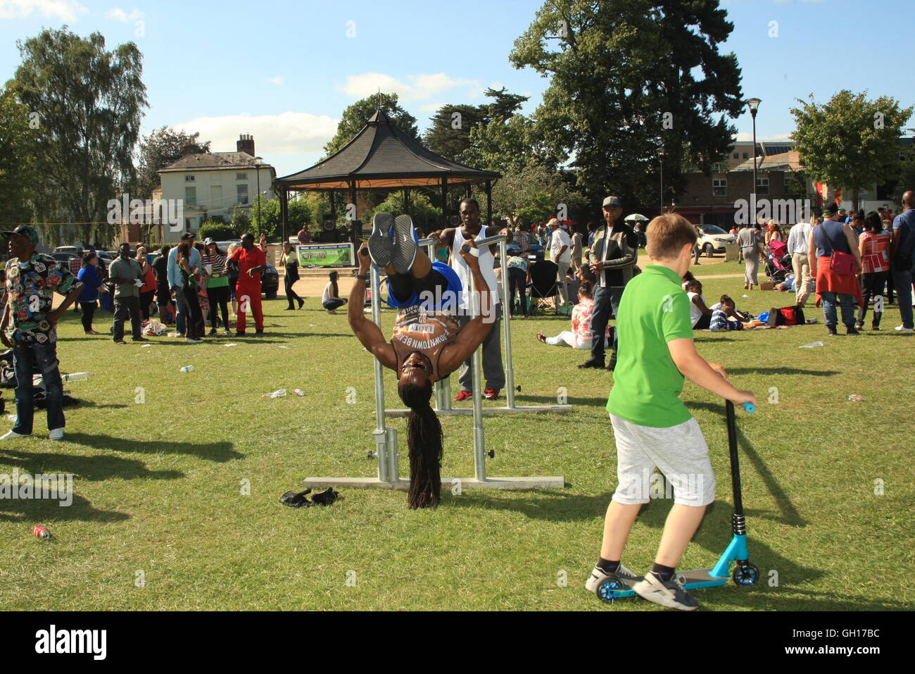 Gloucester, Großbritannien. 7. August 2016. Männer zeigen ihre gymnastischen Fähigkeiten, während Familien entspannen & genießen Sie Speisen im Messe/Fete im Park von Jamaika 54th Unabhängigkeitsfeierlichkeiten Kite & Familie. Gloucester in England 07.08.16. Bliss Lane Alamy Live-Nachrichten. Bildnachweis: Bliss Lane/Alamy Live-Nachrichten Stockfoto