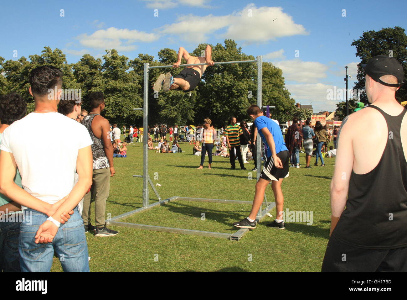 Gloucester, Großbritannien. 7. August 2016. Männer zeigen ihre gymnastischen Fähigkeiten, während Familien entspannen & genießen Sie Speisen im Messe/Fete im Park von Jamaika 54th Unabhängigkeitsfeierlichkeiten Kite & Familie. Gloucester in England 07.08.16. Bliss Lane Alamy Live-Nachrichten. Bildnachweis: Bliss Lane/Alamy Live-Nachrichten Stockfoto