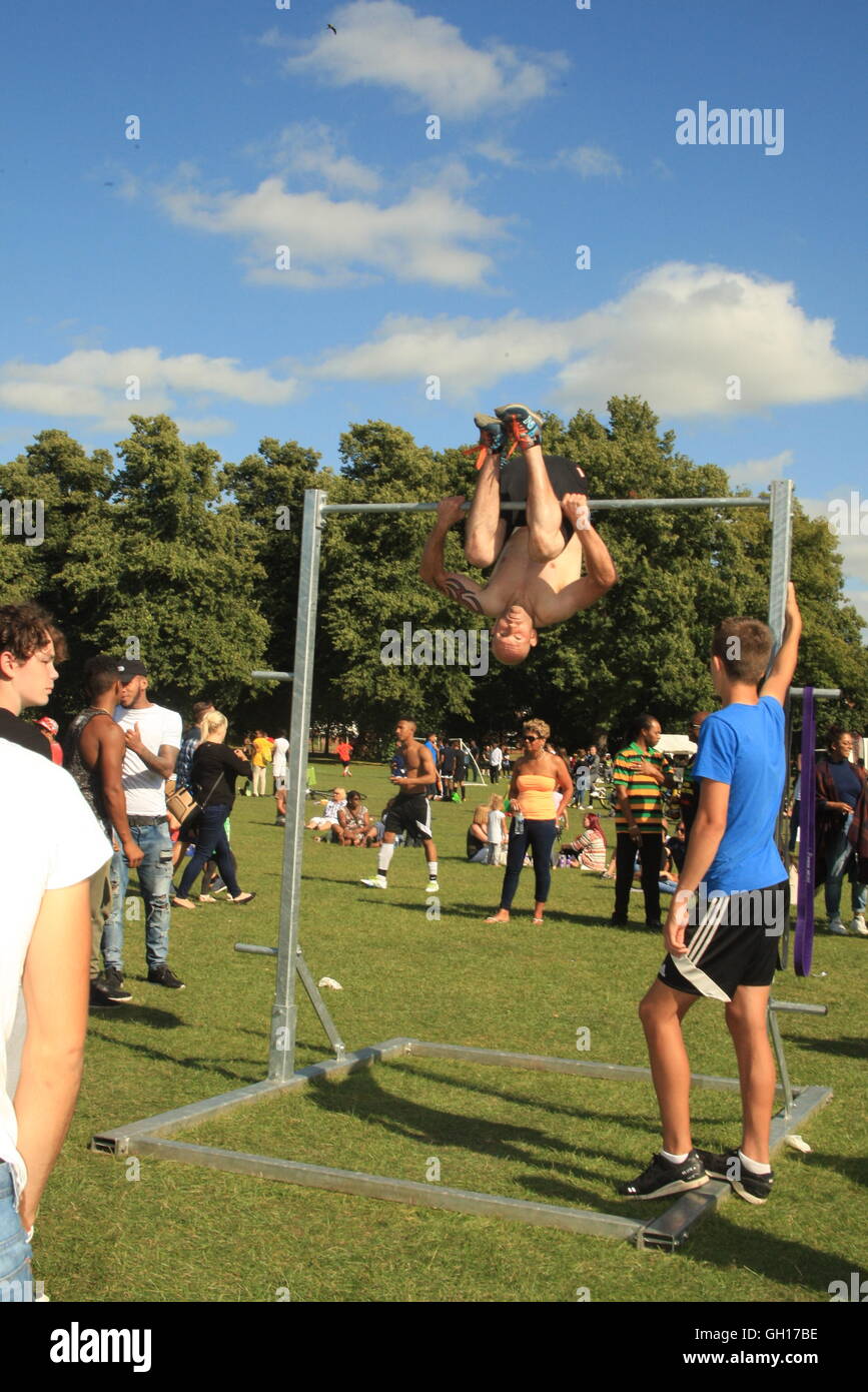 Gloucester, Großbritannien. 7. August 2016. Männer zeigen ihre gymnastischen Fähigkeiten, während Familien entspannen & genießen Sie Speisen im Messe/Fete im Park von Jamaika 54th Unabhängigkeitsfeierlichkeiten Kite & Familie. Gloucester in England 07.08.16. Bliss Lane Alamy Live-Nachrichten. Bildnachweis: Bliss Lane/Alamy Live-Nachrichten Stockfoto