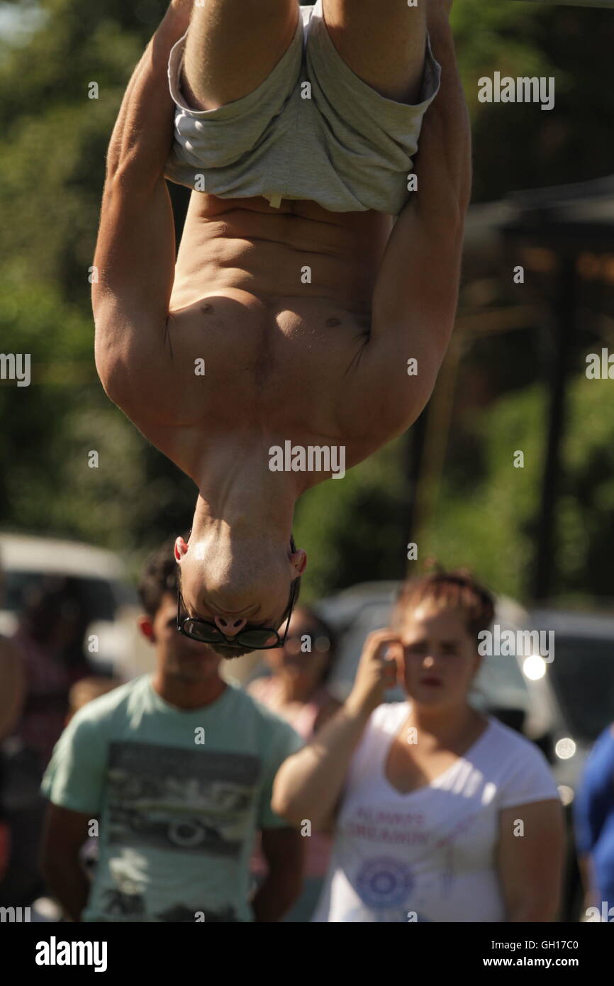 Gloucester, Großbritannien. 7. August 2016. Männer zeigen ihre gymnastischen Fähigkeiten, während Familien entspannen & genießen Sie Speisen im Messe/Fete im Park von Jamaika 54th Unabhängigkeitsfeierlichkeiten Kite & Familie. Gloucester in England 07.08.16. Bliss Lane Alamy Live-Nachrichten. Bildnachweis: Bliss Lane/Alamy Live-Nachrichten Stockfoto