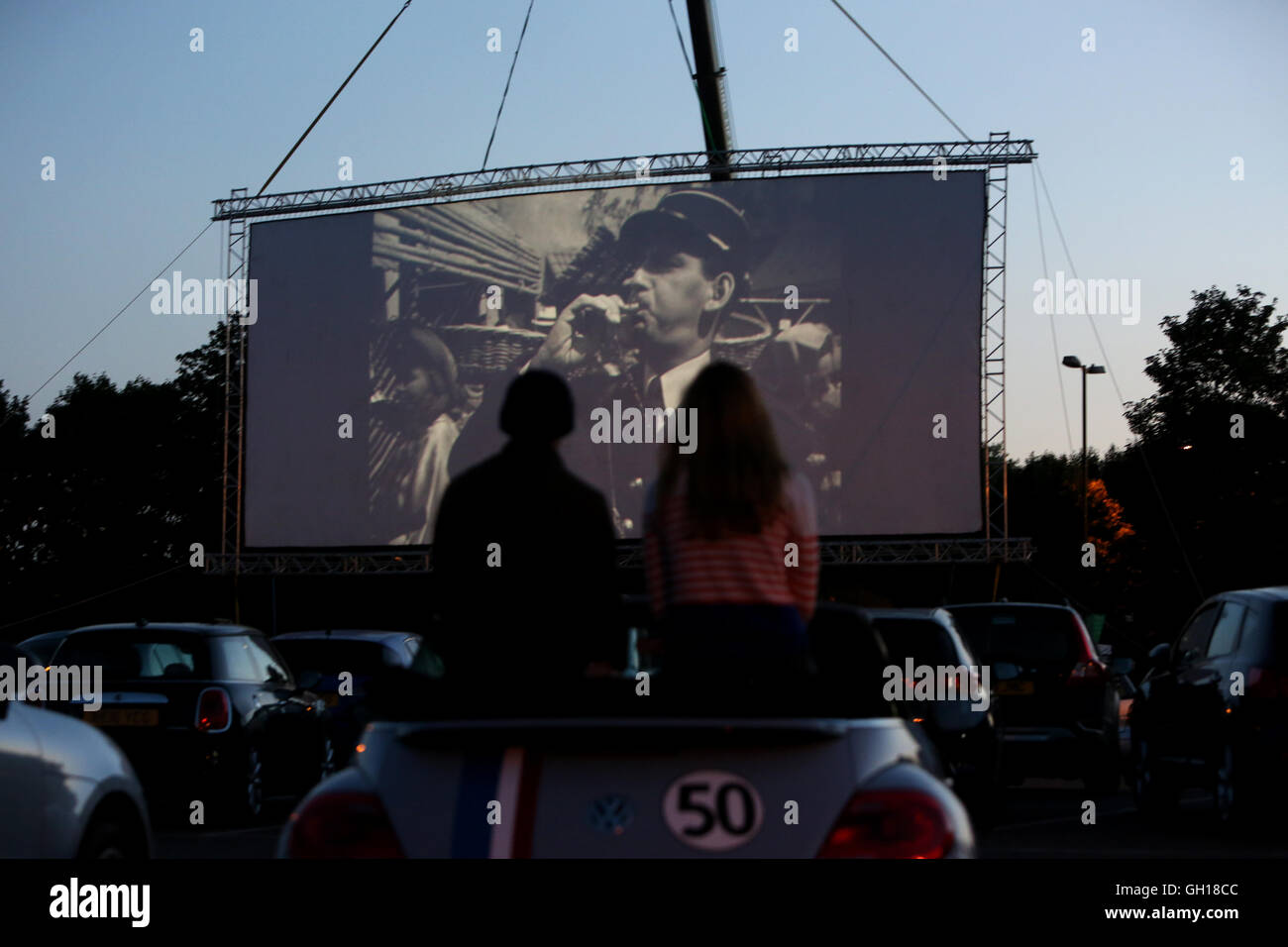 Chichester, UK. Sonntag, 7. August 2016. Ein Publikum Uhren eine Drive-in-Screening von Casablanca, Teil des 25. Chichester Film Festival in Oaklands Parkplatz, Chichester, West Sussex, UK. Bildnachweis: Sam Stephenson/Alamy Live-Nachrichten. Stockfoto