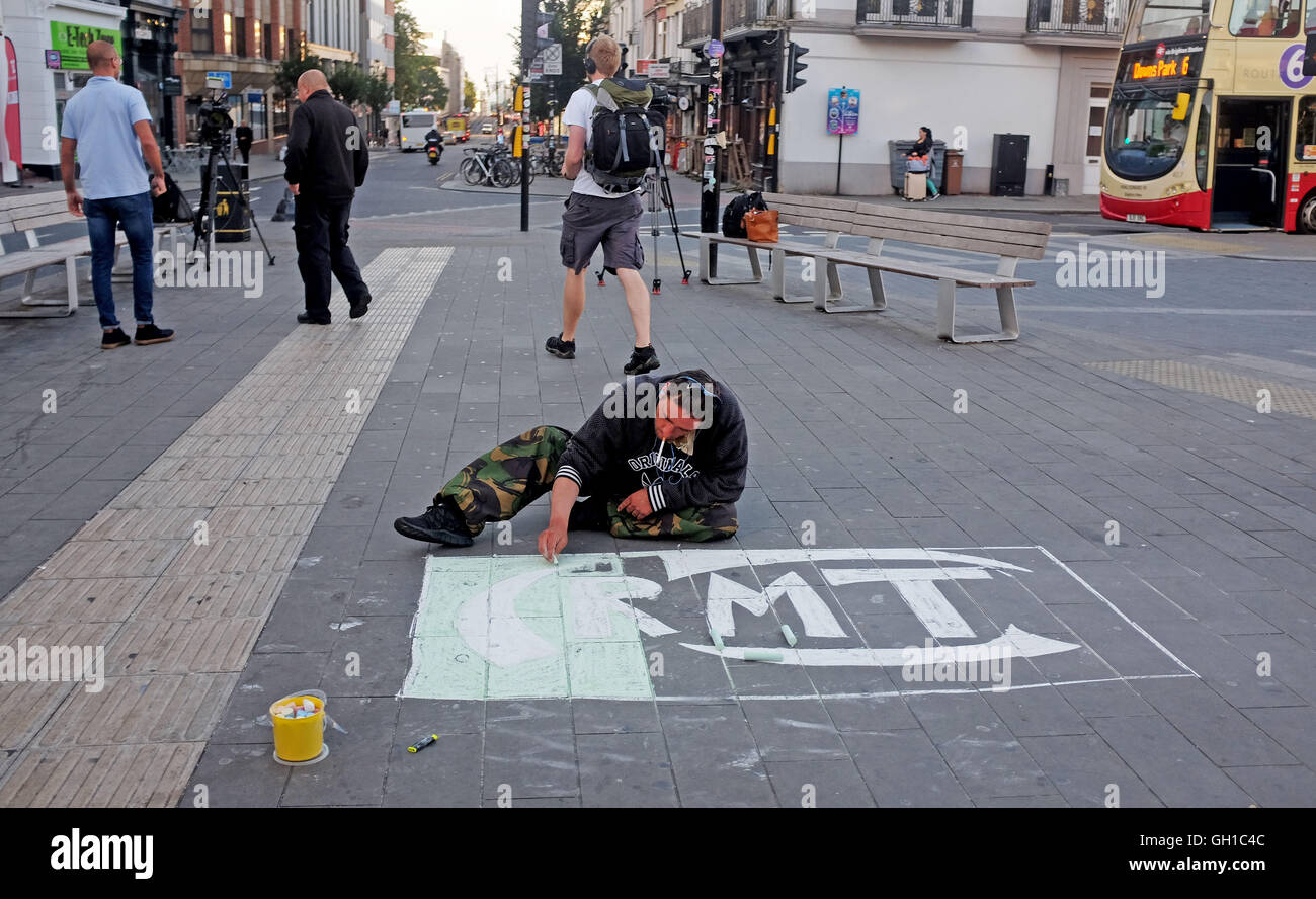 Brighton, Sussex UK 8. August 2016 - ein Bürgersteig Künstler zieht seine Unterstützung für die Mitglieder der Union RMT wie sie ihren fünf-Tage-Streik über einen Streit beginnen über die Übernahme Dirigenten aus der Züge Southern Rail Credit: Simon Dack/Alamy Live News Stockfoto