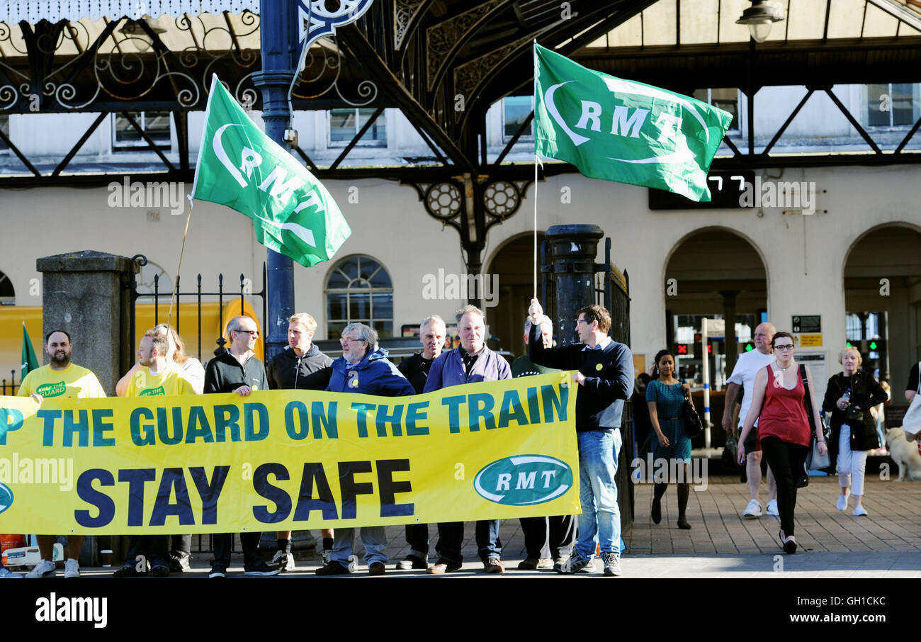 Brighton Sussex UK 8. August 2016 - Mitglieder der RMT Union vor Brighton Bahnhof wie sie ihren fünf-Tage-Streik über einen Streit über die Übernahme Dirigenten aus der Züge Southern Rail Credit beginnen: Simon Dack/Alamy Live News Stockfoto