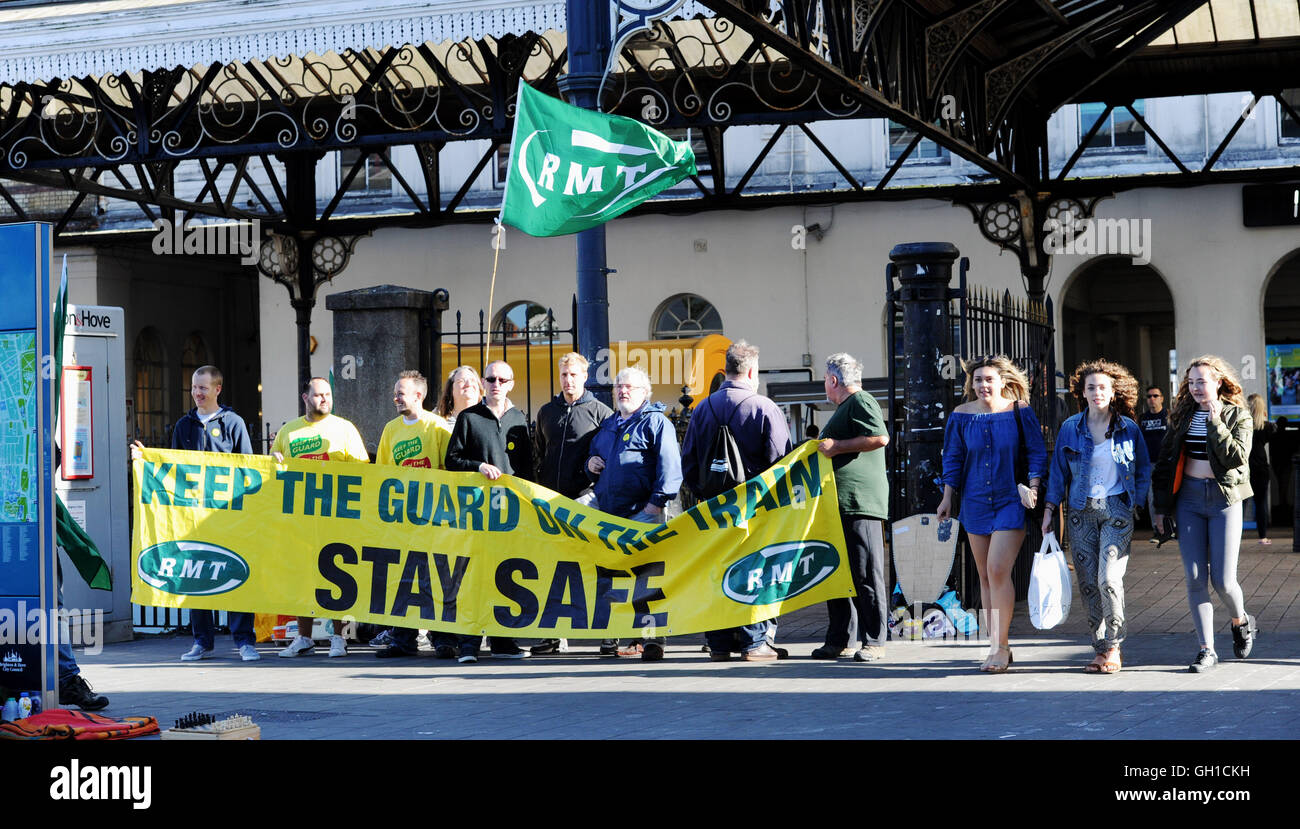 Brighton Sussex UK 8. August 2016 - Mitglieder der RMT Union vor Brighton Bahnhof wie sie ihren fünf-Tage-Streik über einen Streit über die Übernahme Dirigenten aus der Züge Southern Rail Credit beginnen: Simon Dack/Alamy Live News Stockfoto