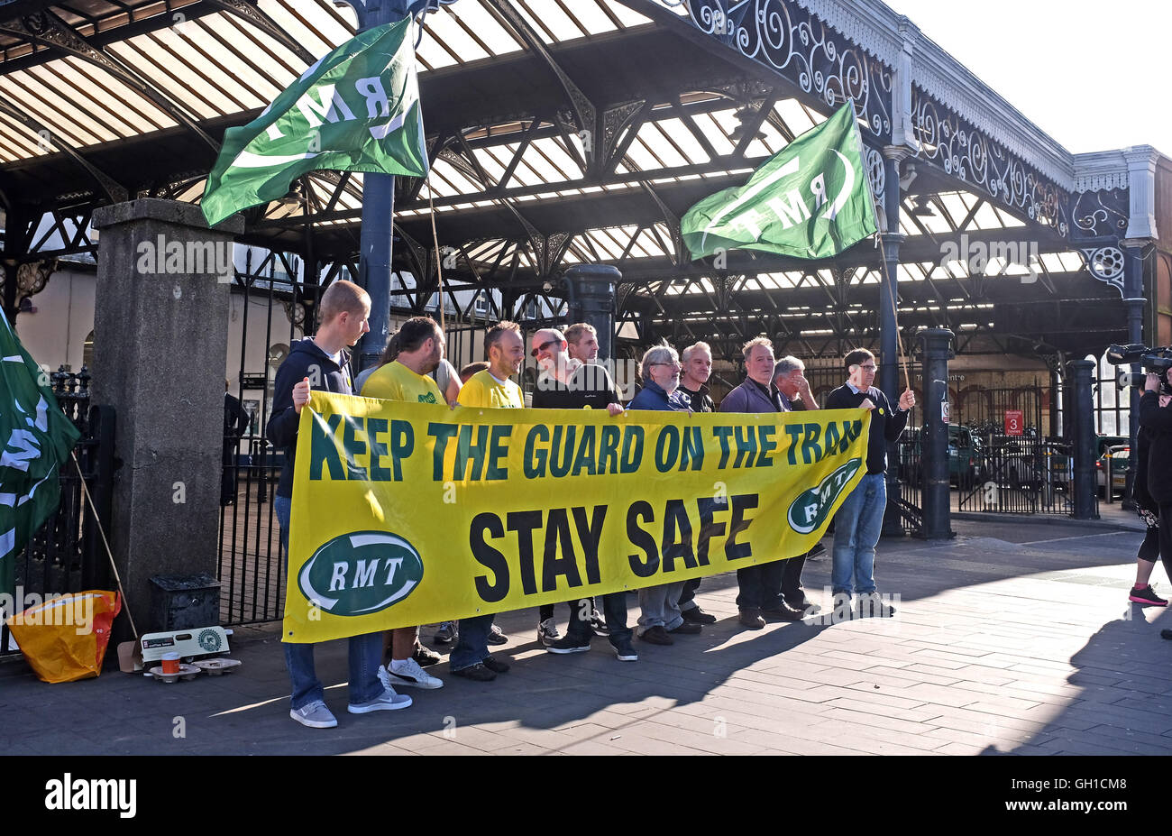 Brighton Sussex UK 8. August 2016 - Mitglieder der RMT Union vor Brighton Bahnhof wie sie ihren fünf-Tage-Streik über einen Streit über die Übernahme Dirigenten aus der Züge Southern Rail Credit beginnen: Simon Dack/Alamy Live News Stockfoto