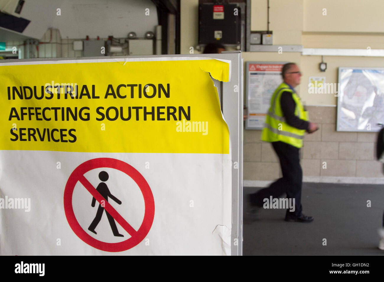 London, UK. 8. August 2016. Mitglieder der Union RMT inszeniert eine fünf-Tage-Streik auf Southern Rail Services schneiden 40 % der Leistungen auf eine der verkehrsreichsten Schiene Franchises Großbritanniens und verursacht Störungen für Tausende von Southern Rail Pendler Credit: Amer Ghazzal/Alamy Live-Nachrichten Stockfoto