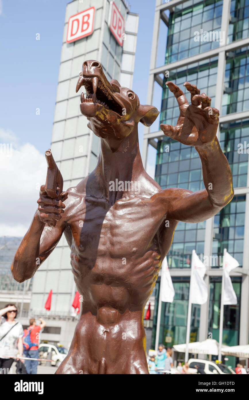 Berlin Deutschland. 7. August 2016. Vom 6. August bis zum 16. August 2016 eine Skulpturen-Ausstellung am Berliner Hauptbahnhof, Haupt-Bahnhof, genannt sterben Wölfe Sind Zurück? Die Wölfe sind zurück? Die Statuen sind vom Künstler Rainer Opolka und gegen Hass und Gewalt. Die Ausstellung wird in allen Bundesländern angezeigt. Bildnachweis: Julie g Woodhouse/Alamy Live-Nachrichten Stockfoto