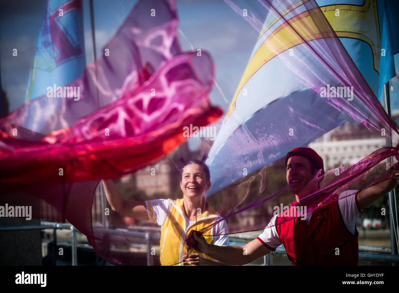 London, UK. 8. August 2016. New York-Clown-Duo "Acrobuffos" führen Sie Szenen aus ihre Premiere von "Air Play" - ein innovatives visuelles Gedicht in die Kindheit, die Kunst des außergewöhnlichen Luft Skulpturen mit Comedy verschmelzen. Der bunte Mann und Frau team Seth Bloom und Christina Gelsone führen Sie die Vorschau auf 'Play' Air, am Strand von Southbank und vom Dach des Royal Festival Hall im Rahmen des Southbank Centre "Festival of Love" Programm Credit: Guy Corbishley/Alamy Live News Stockfoto