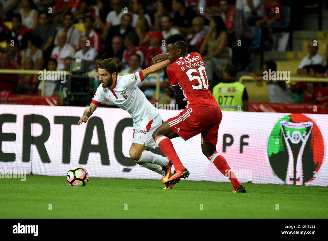 SC Braga Rafa wetteifert um den Ball mit SL Benficas Nelson Semedo während des Fußballspiels Supertaca Candido Oliveira in Aveiro, Portugal Stockfoto