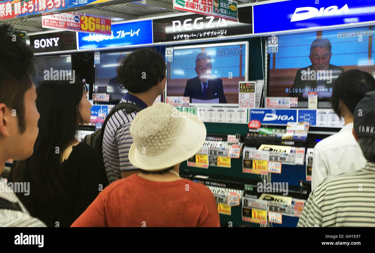 (160808)--TOKYO, 8. August 2016 (Xinhua)--Menschen sehen Sie japanische Kaiser Akihito liefern eine Videobotschaft in einem Laden in Tokio, Japan, am 8. August 2016. Japanische Kaiser Akihito geliefert eine video-Botschaft an die Öffentlichkeit Montagnachmittag, anspielend auf seinen Wunsch zur Abdankung, obwohl es nicht direkt gemeint ist. (Xinhua/Hua Yi) (Yy) Stockfoto