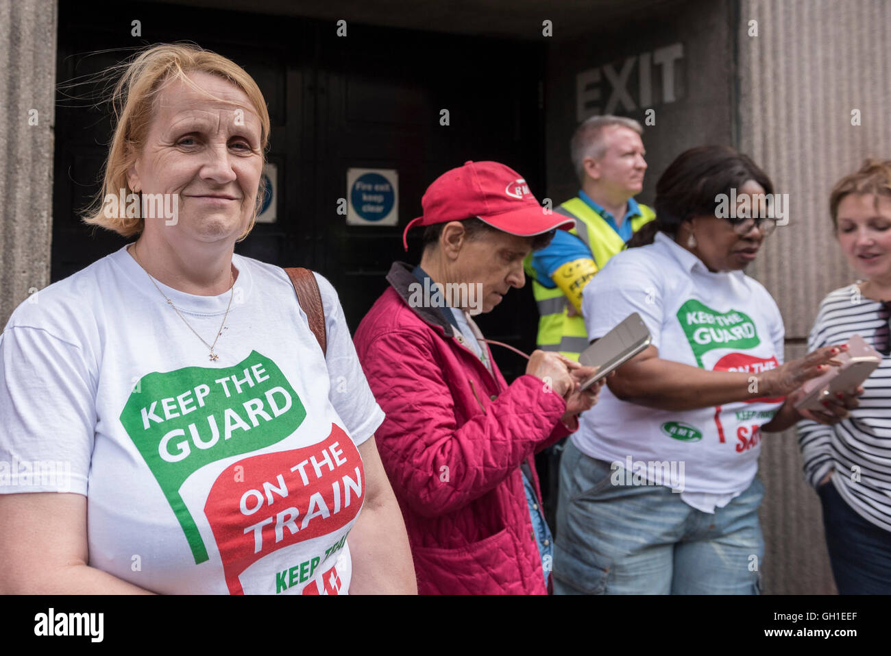 London, UK.  8. August 2016.  Mitglieder der RMT union stehen auf ihre Streikposten vor Victoria Bahnhof am ersten Tag von ihrer fünftägigen Streik aus Protest gegen die Änderungen auf die Rolle der Wachen auf der Plattform und die Auswirkungen auf die Sicherheit der Passagiere.  Bildnachweis: Stephen Chung / Alamy Live News Stockfoto