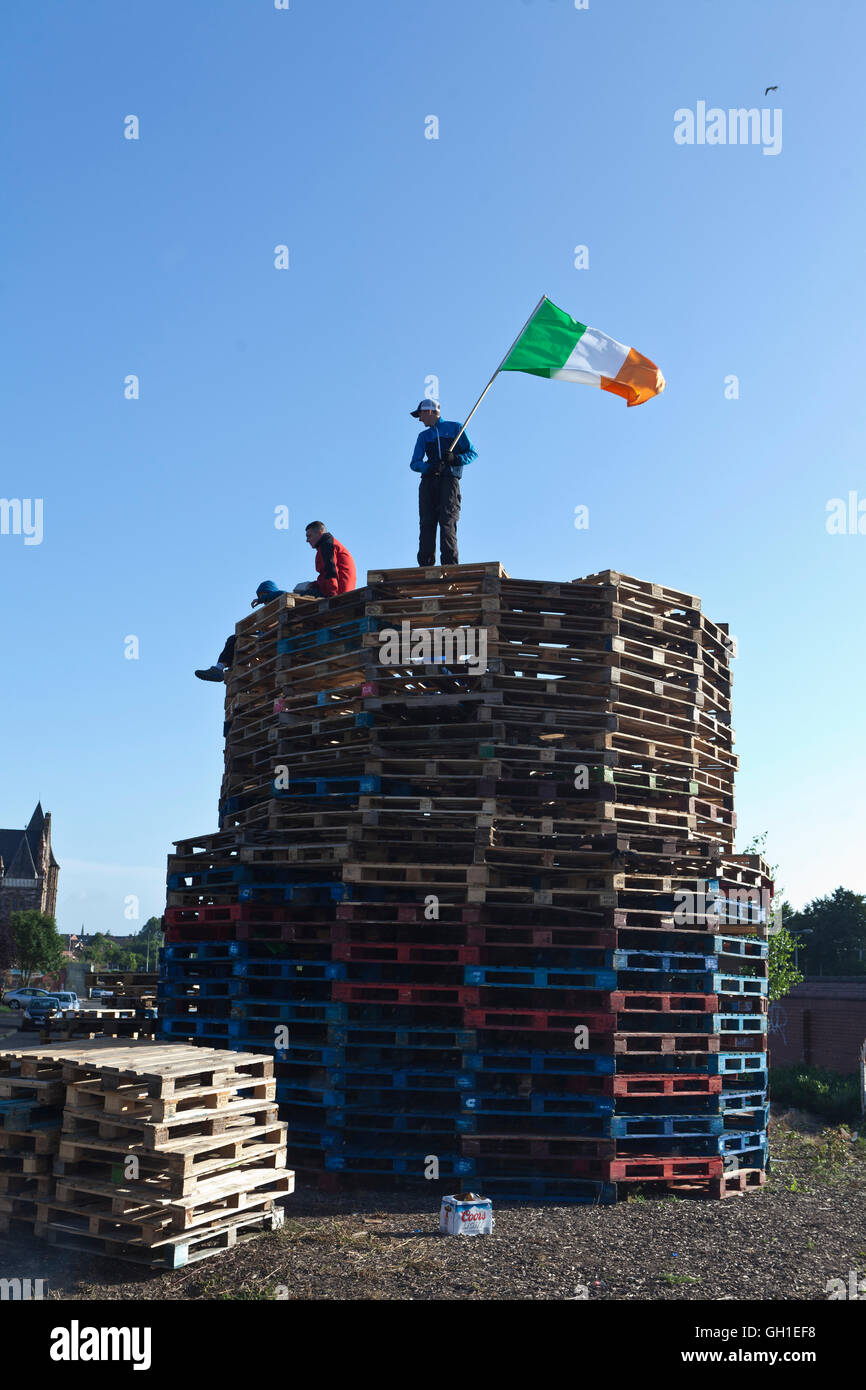 Divis Street, Belfast, UK. 8. August 2016. Gebäude steht kurz vor Abschluss der jährlichen Anti-Begräbnis-Lagerfeuer in Divis St, Belfast am Lagerfeuer, so markieren Sie die umstrittene Untersuchungshaft unentgeltlich über vorwiegend katholisch Männer am 9. August 1971. Bildnachweis: Bonzo/Alamy Live-Nachrichten Stockfoto