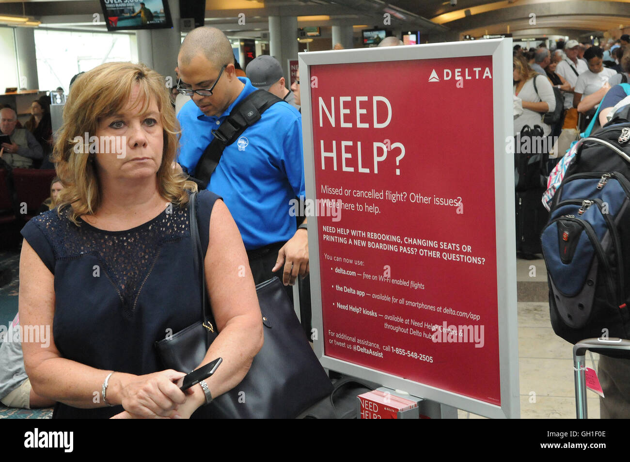 Orlando, Florida, USA. 8. August 2016.  Delta Airlines Passagiere warten am Orlando International Airport, da weltweit alle Flüge am frühen Morgen durch ein Herunterfahren des Computer Systems geerdet wurden. Bildnachweis: Paul Hennessy/Alamy Live-Nachrichten Stockfoto