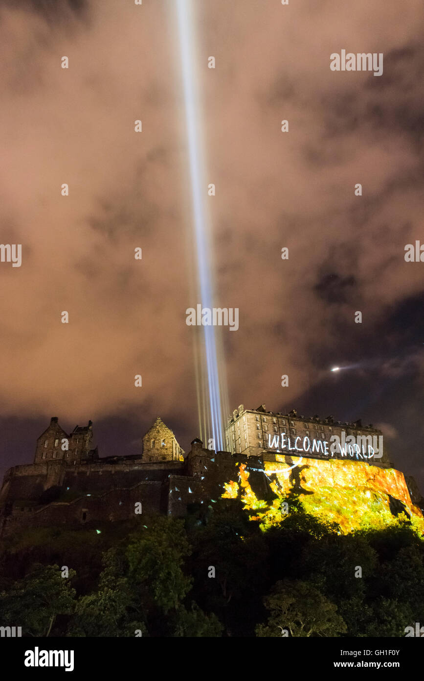 Edinburgh, Schottland. 7. August 2016. Licht und Laser Projektionen auf die Edinburgh Castle Fassade im Rahmen der Eröffnungsveranstaltung Standard Life projiziert: Deep Time Spektakel für das Edinburgh International Festival Credit: Guillem Lopez/Alamy Live News Stockfoto