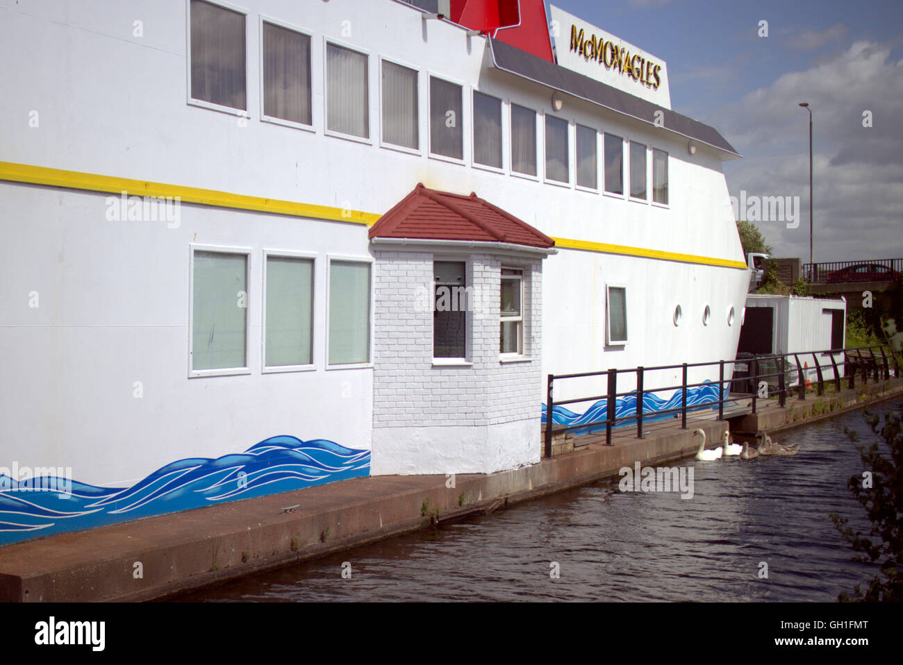 Clydebank, Glasgow, Schottland, UK 8. August 2016 auch die Tier-und Pflanzenwelt Essen bei den Chippy am McMonagles der weltweit ungewöhnlichsten Fisch ' n ' Chip-Shop ist das Schiff "Debra Rose". Die Schwäne bevorzugen das Segel durch Auftragsfenster, während die Möwen eine Tabelle nehmen. Die Räumlichkeiten des ersten Segels durch Fisch und Chips Restaurant Service-Fenster ein Segel vergangen und jetzt bekommt ein neues Gesicht, wie es seinen Erfolg weiter. Ungewöhnlicher Anblick eines großen speziell angefertigten Schiffs, das ein Restaurantbesucher Überraschungen ist, wie Sie Clydebank auf den Forth und Clyde Kanal Weg und Zyklus RV7 NCN eingeben. Bildnachweis: Gerard Fähre/Alamy Live News Stockfoto