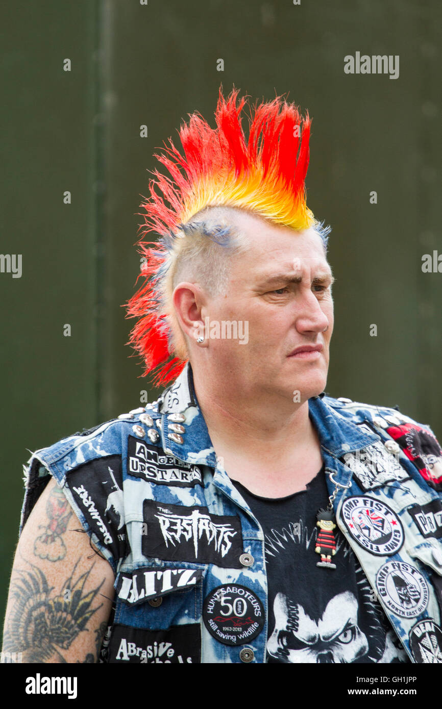 Eine Punk Rock Rebel Rebellion rebellion Blackpool festival Spike ährentragend spiky Mohican mohawk Haar frisur Outlaw steampunk Doc Martens rock Rocker Stockfoto