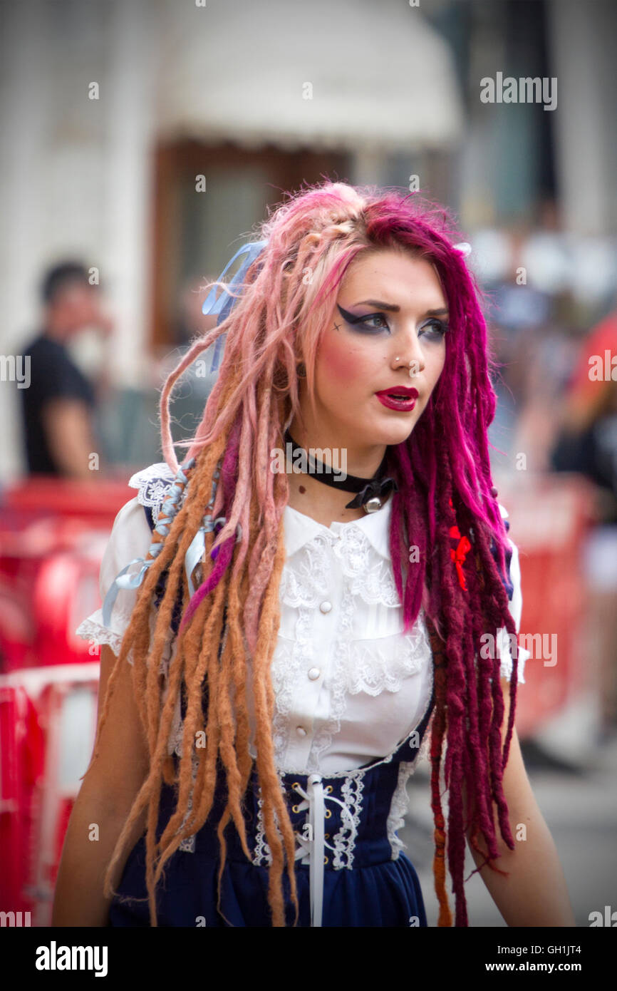 Eine Punk Rock Rebel Rebellion rebellion Blackpool festival Spike ährentragend spiky Mohican mohawk Haar frisur Outlaw steampunk Doc Martens rock Rocker Stockfoto