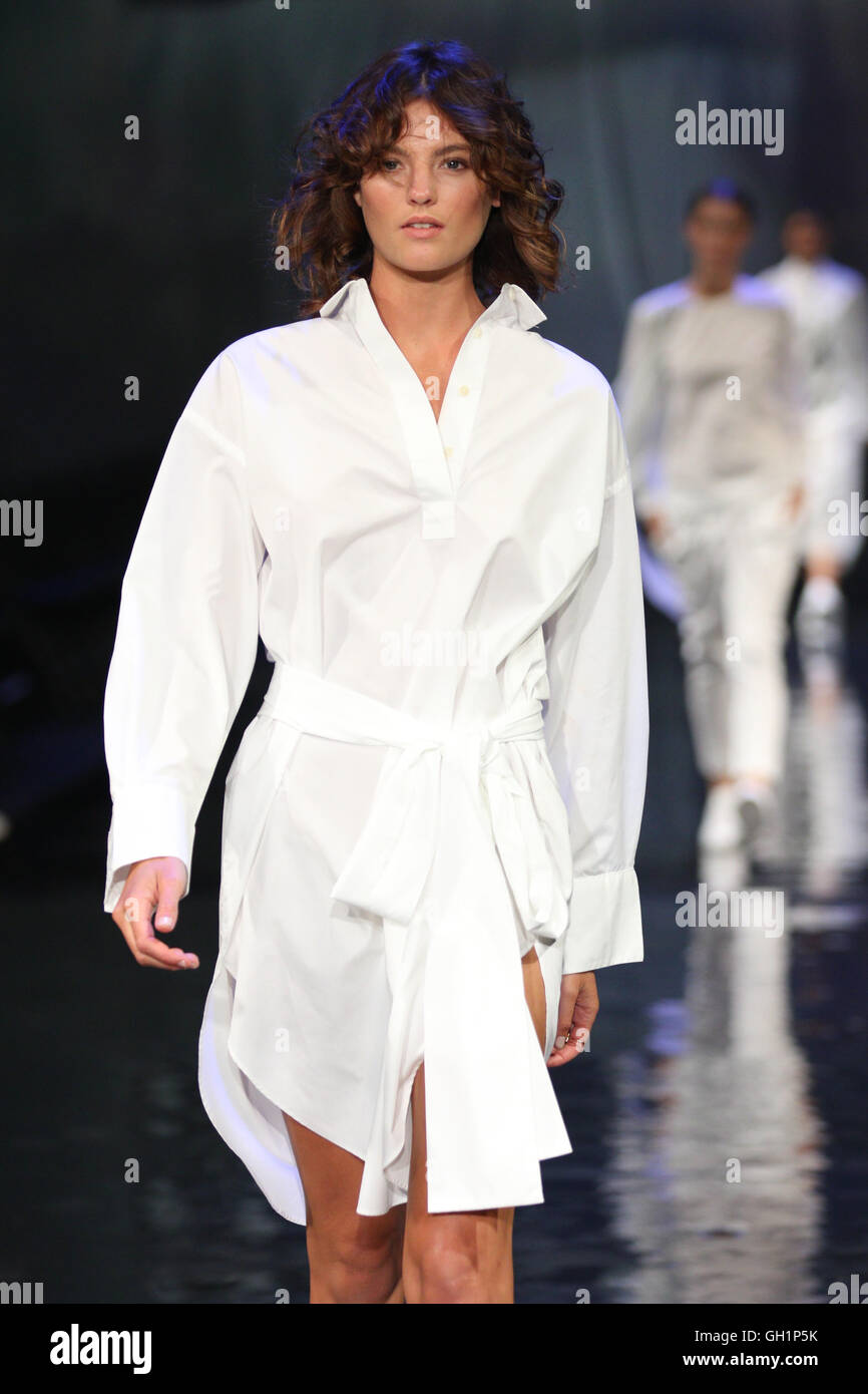 David Jones Frühjahr Sommer 2016 Sammlungen starten Probe: Montana Cox. Stockfoto
