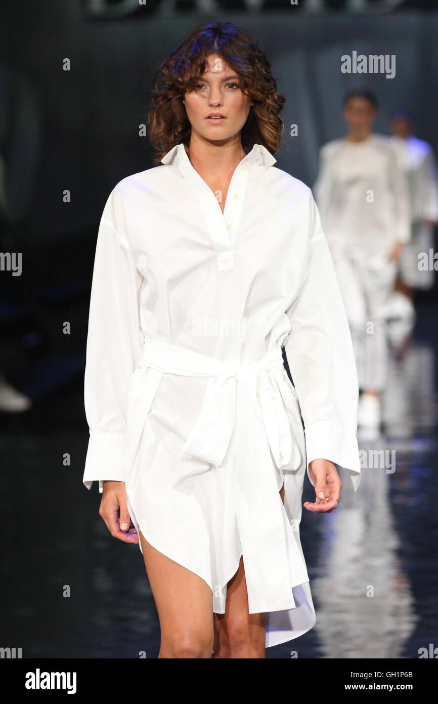 David Jones Frühjahr Sommer 2016 Sammlungen starten Probe: Montana Cox. Stockfoto