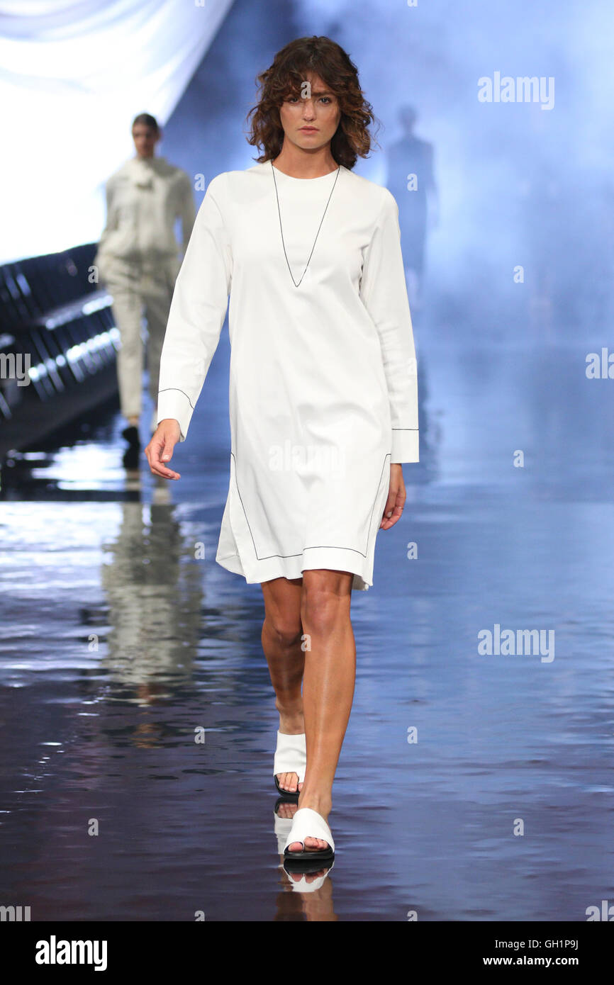 David Jones Frühjahr Sommer 2016 Sammlungen starten Probe: Montana Cox Bassike tragen. Stockfoto