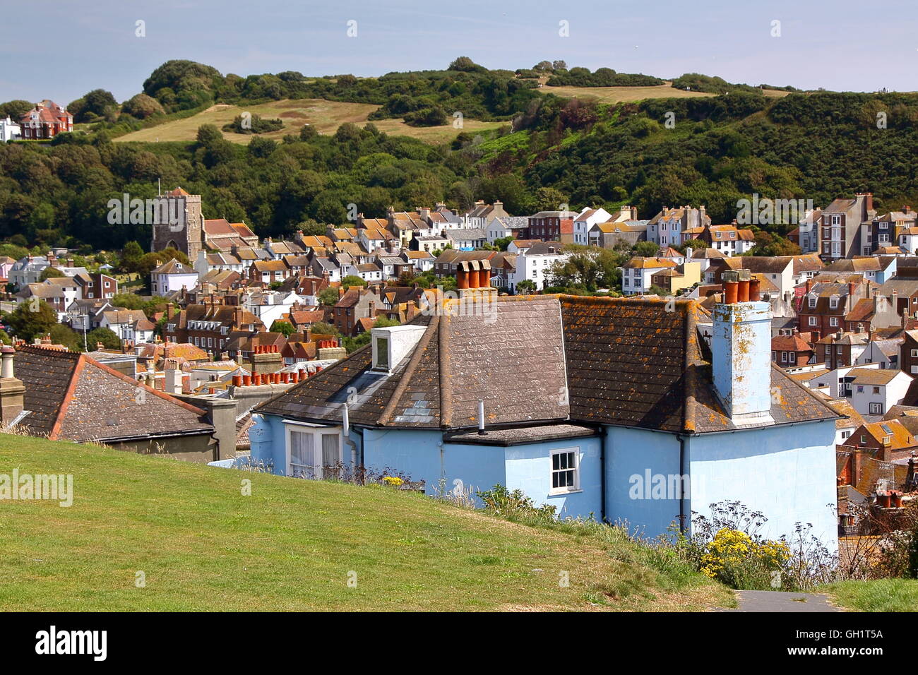 Gesamtansicht der Hastings Altstadt von West Hill, Hastings, Sussex, Großbritannien, grünen Hügeln im Hintergrund Stockfoto