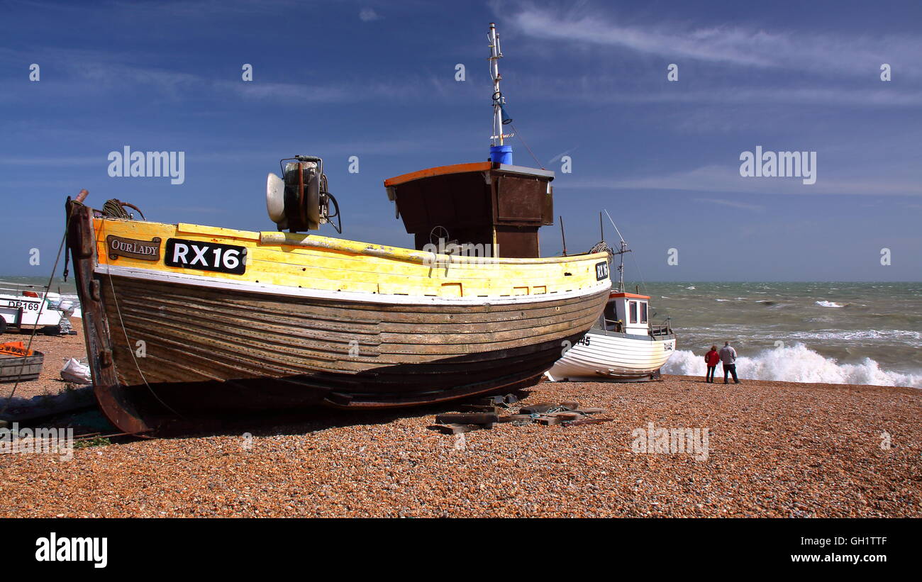 Ein Strand lancierte Fischerboot mit starken Wellen in den Hintergrund, Hastings, Sussex, Großbritannien Stockfoto