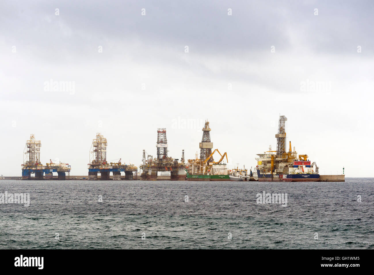 LAS PALMAS DE GRAN CANARIA, Spanien - 31. Juli 2016: Boote für die Durchführung von Kohlenwasserstoff Explorationsbohrungen in tiefen Gewässern in den Atla Stockfoto