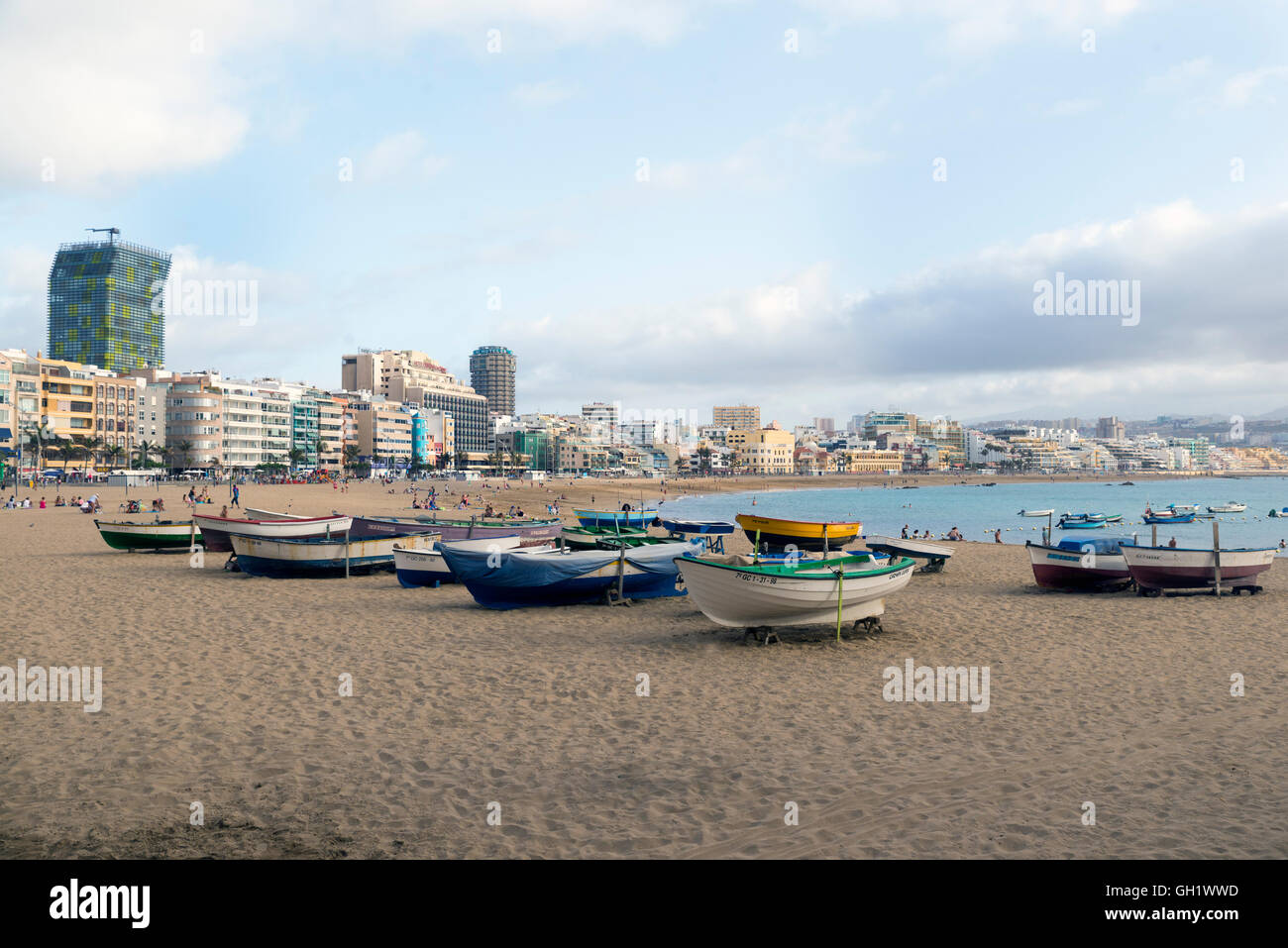 LAS PALMAS DE GRAN CANARIA, Spanien - 1. August 2016: Angelboote/Fischerboote am Strand von Las Canteras in Las Palmas, Kanarische Stockfoto