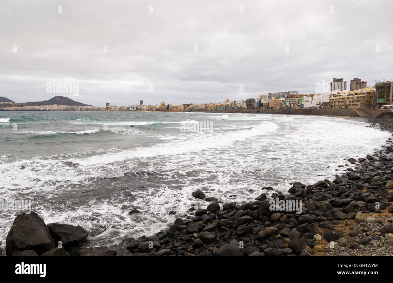 Atlantischen Ozeans brechen in den Felsen an der Küste von Las Palmas de Gran Canaria, Kanarische Inseln Stockfoto