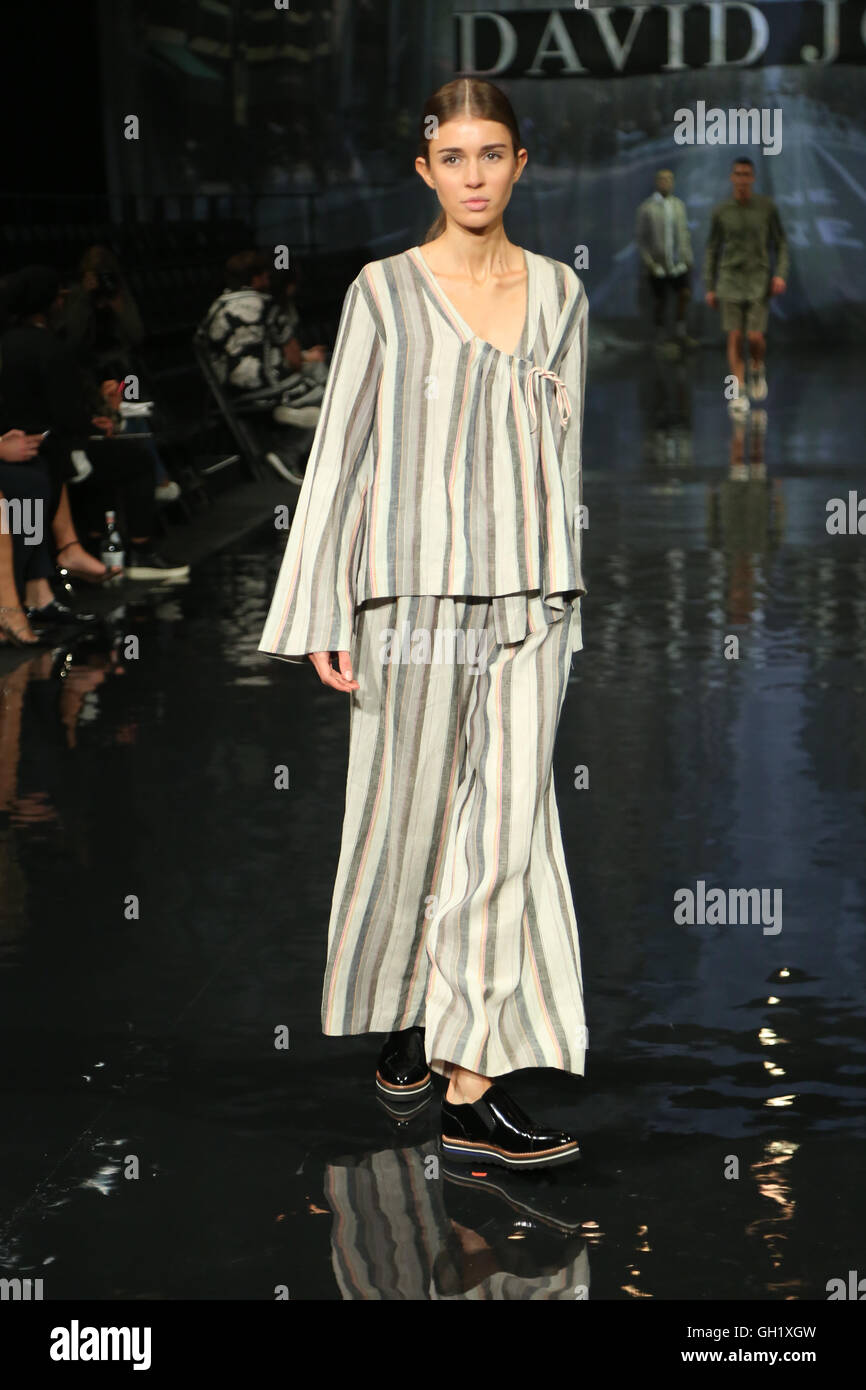 David Jones Frühjahr Sommer 2016 Sammlungen starten Probe Stockfoto
