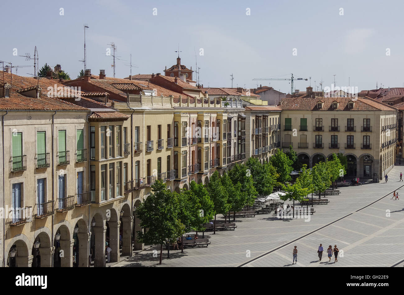 Avila, Spanien - 23. August 2012: Ansicht der Gebäude am Plaza Santa Teresa de Jesus von mittelalterlichen Stadtmauern. Castilla y Leon, Spa Stockfoto