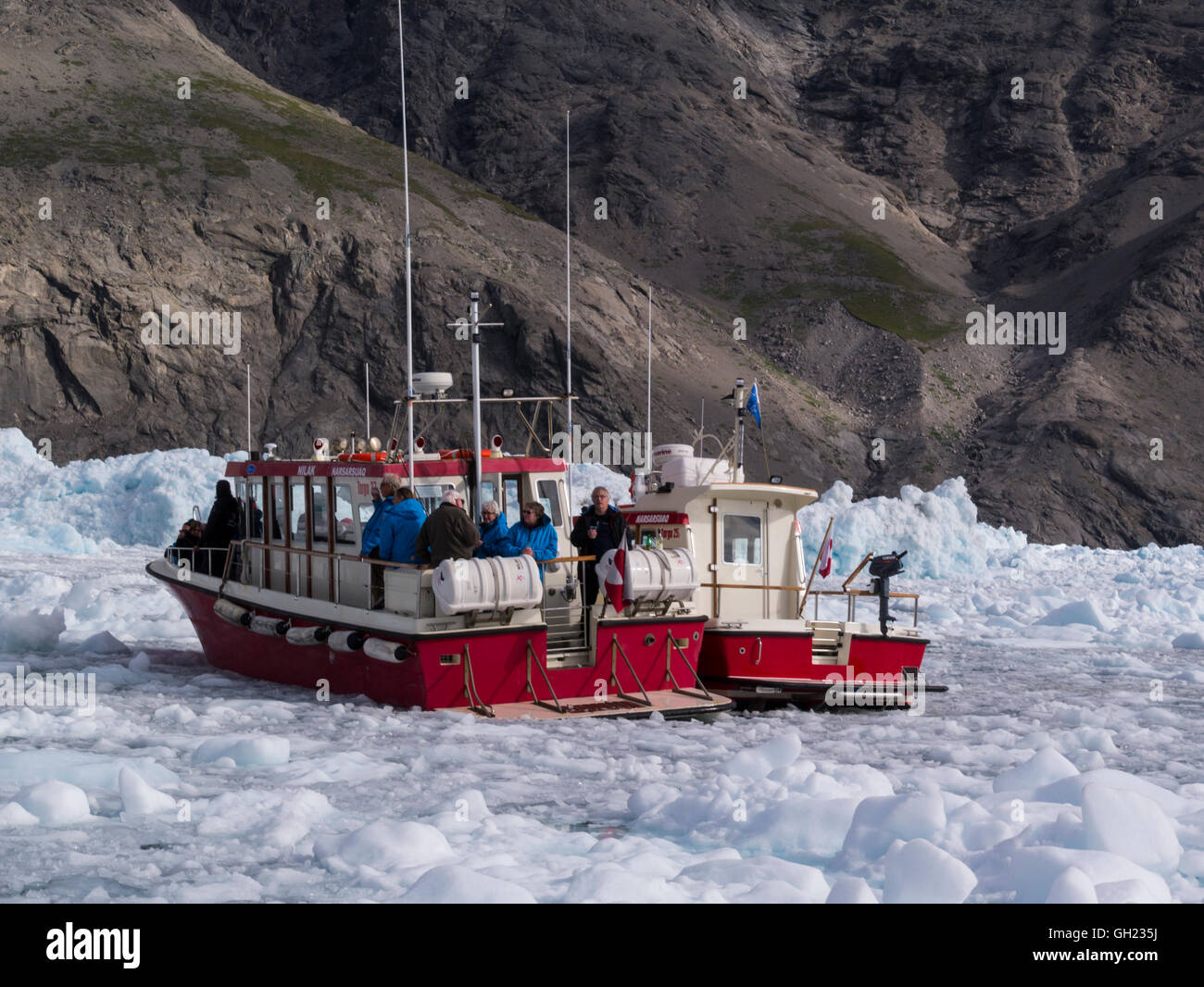 Kleiner touristischer Boote segeln durch Eisberge Qooroq Ice Fjord Tunulliarfik Fjord Südgrönland Grönland Eis Blatt super Blick auf den Gletscher gespeist Stockfoto