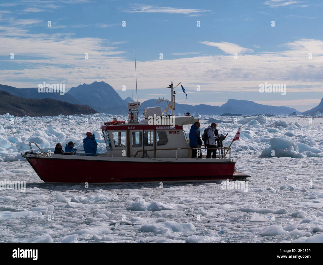 Kleiner touristischer Boot segeln durch Eisberge Qooroq Ice Fjord Tunulliarfik Fjord Südgrönland Grönland Eis Blatt super Blick auf den Gletscher gespeist Stockfoto