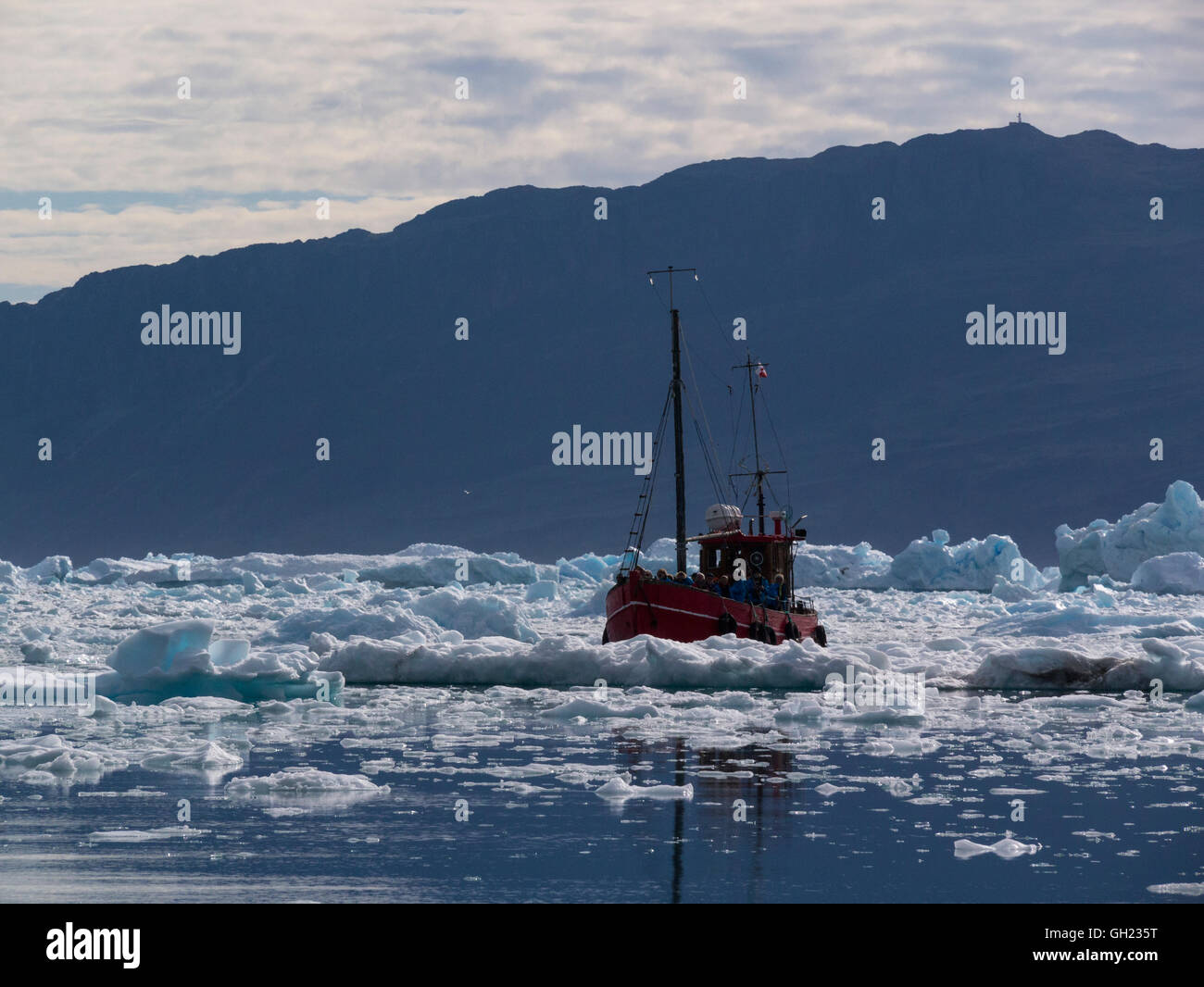 Kleiner touristischer Boot segeln durch Eisberge Qooroq Ice Fjord Tunulliarfik Fjord Südgrönland Grönland Eis Blatt super Blick auf den Gletscher gespeist Stockfoto