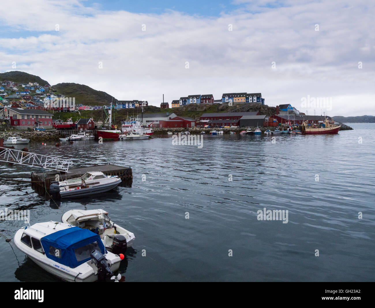 Eingabe von Qaqortoq Hafen Stadt Kujalleq Gemeinde Südgrönland eine kleine Fischergemeinde mit modernen Solarium und Fischverarbeitungsfabrik Stockfoto