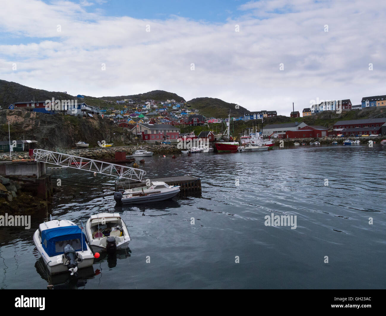 Eingabe von Qaqortoq Hafenstadt in Kujalleq Gemeinde Südgrönland eine kleine Fischergemeinde mit modernen Solarium und Fischverarbeitung Stockfoto