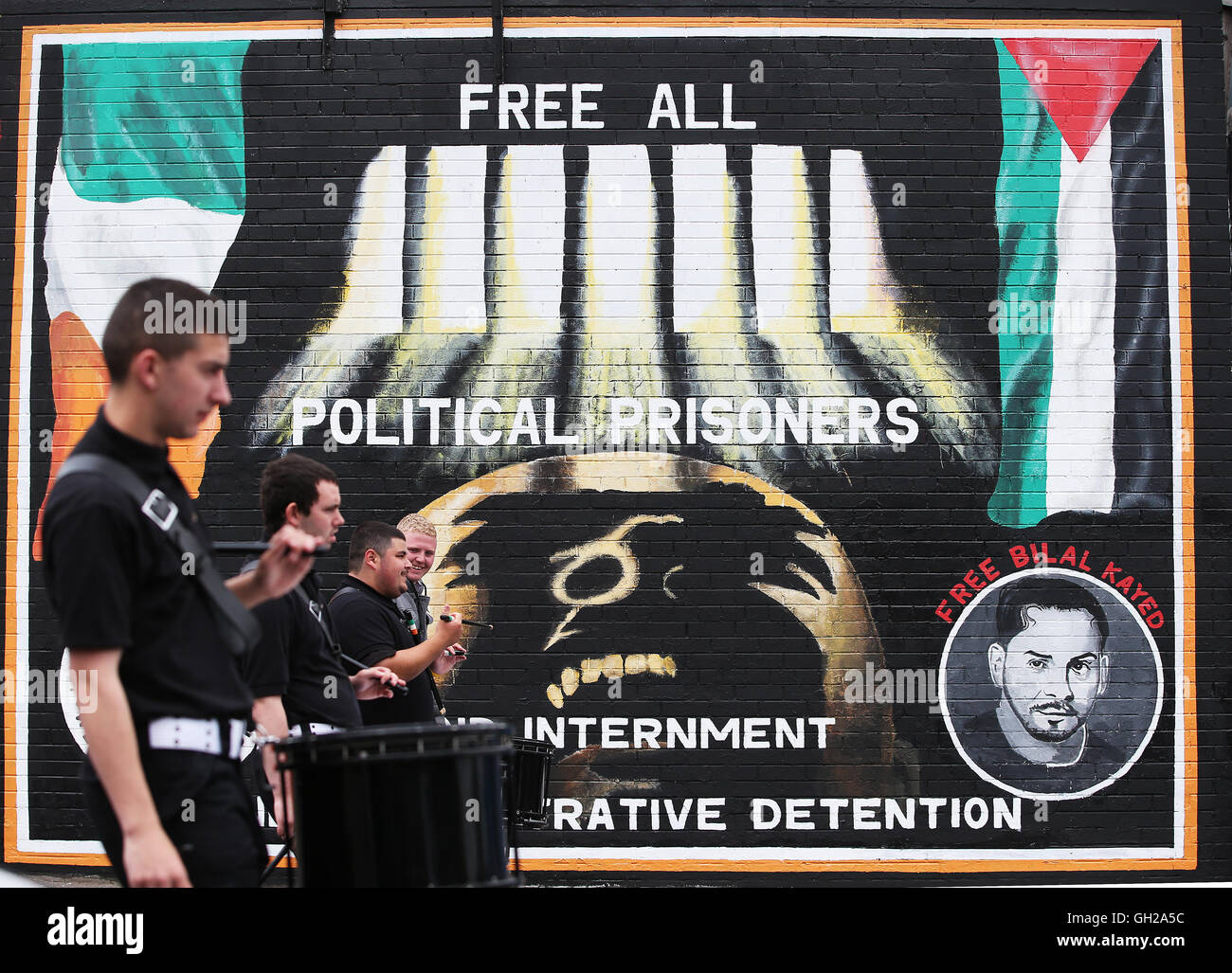 Ein Anti-Internierung März geht Divis Street in Belfast, das an der Kreuzung der Divis und Barrack Street im Anflug auf die Innenstadt von der Polizei, die Durchsetzung einer Entschlossenheit Paraden Kommission gestoppt wurde. Stockfoto