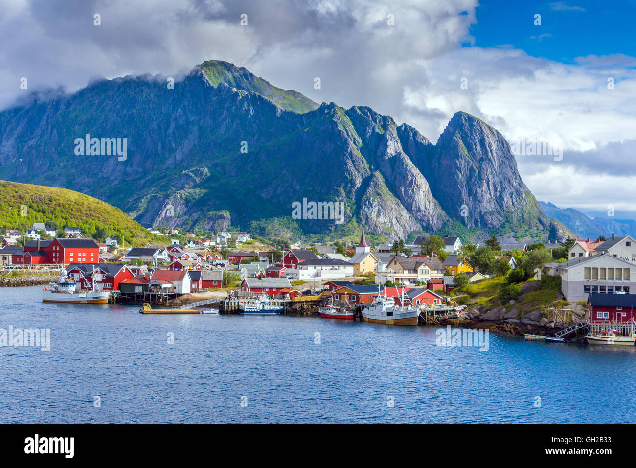 Reine, Lofoten-Inseln mit Meer und die umliegenden Berge Stockfoto
