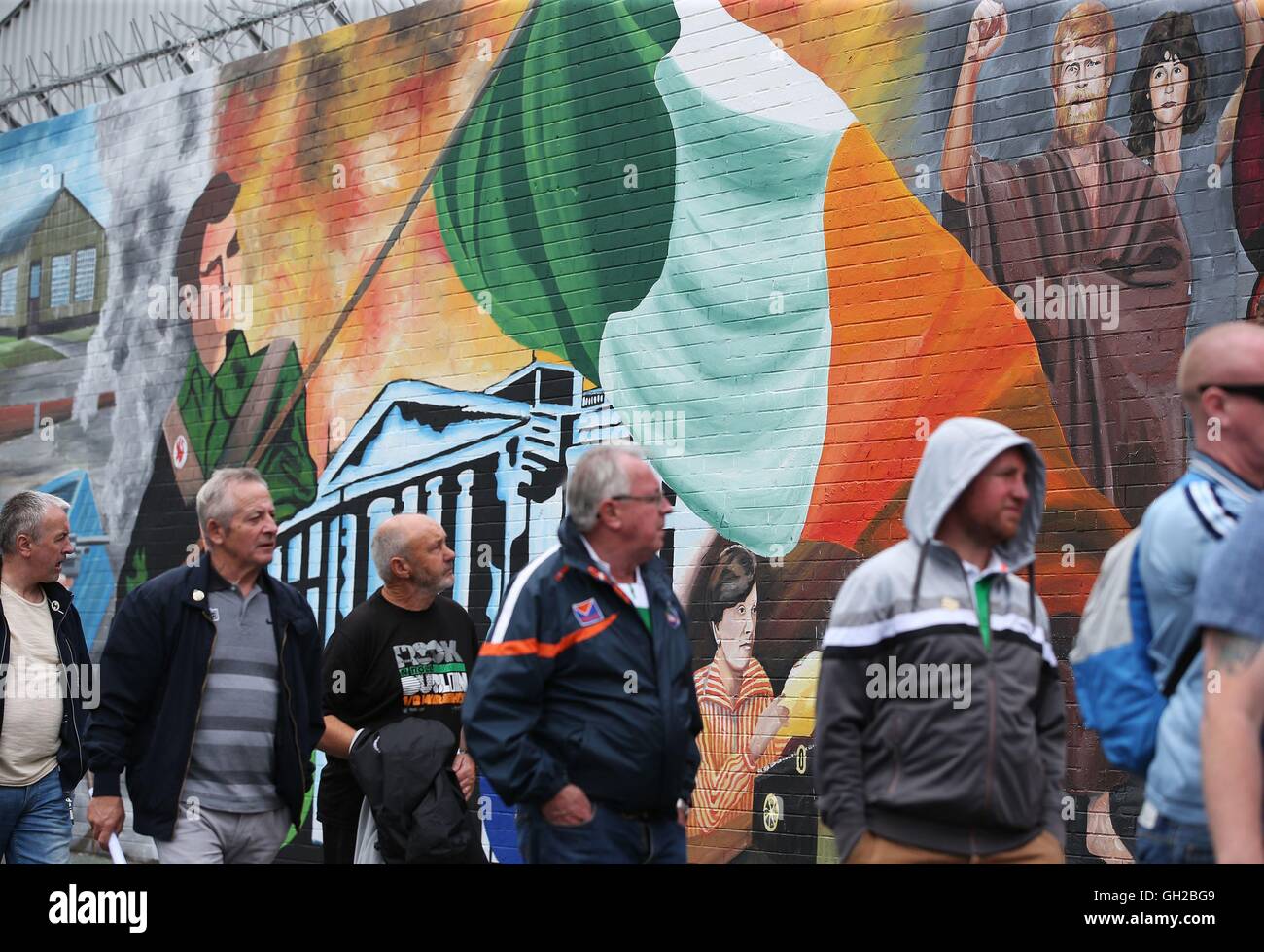Ein Anti-Internierung März geht Divis Street in Belfast, das an der Kreuzung der Divis und Barrack Street im Anflug auf die Innenstadt von der Polizei, die Durchsetzung einer Entschlossenheit Paraden Kommission gestoppt wurde. Stockfoto