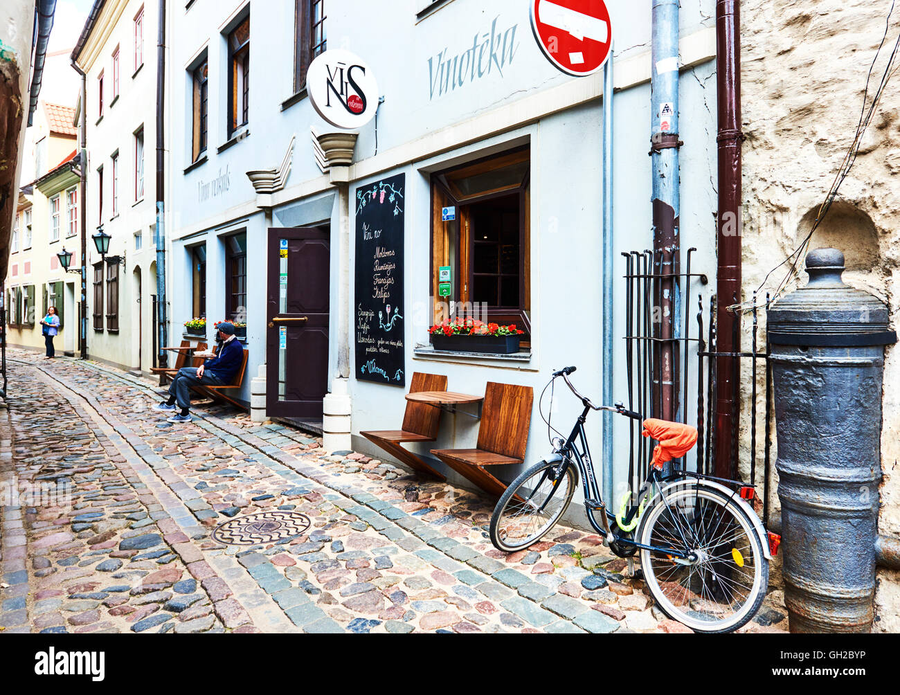 Gasse der Altstadt von Riga. Straße ein kleines Souvenir-Shops, Restaurants und Cafés gesäumt Stockfoto