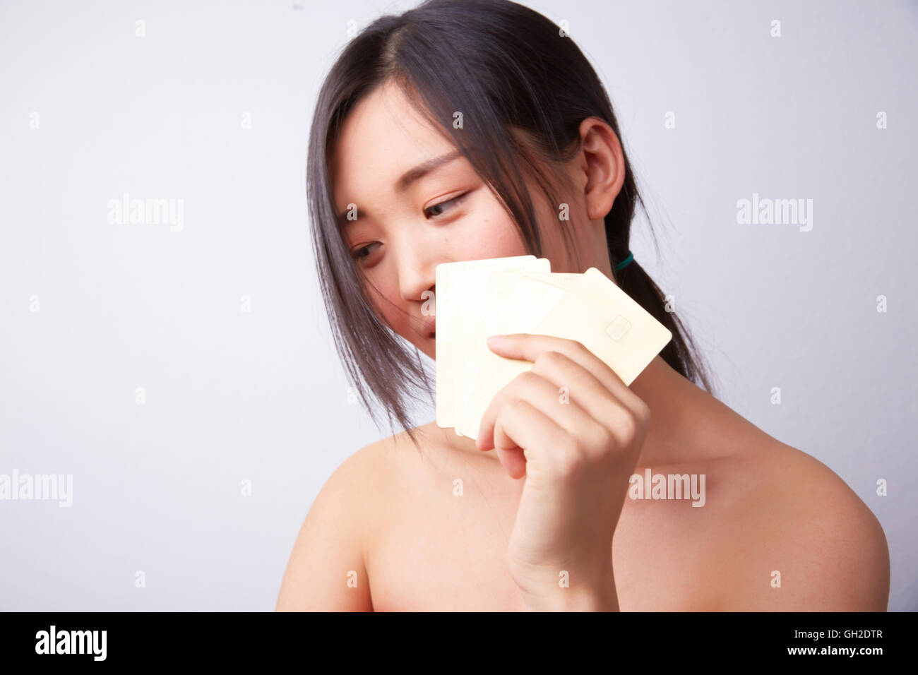 Chinesin mit gold-Karten Stockfoto