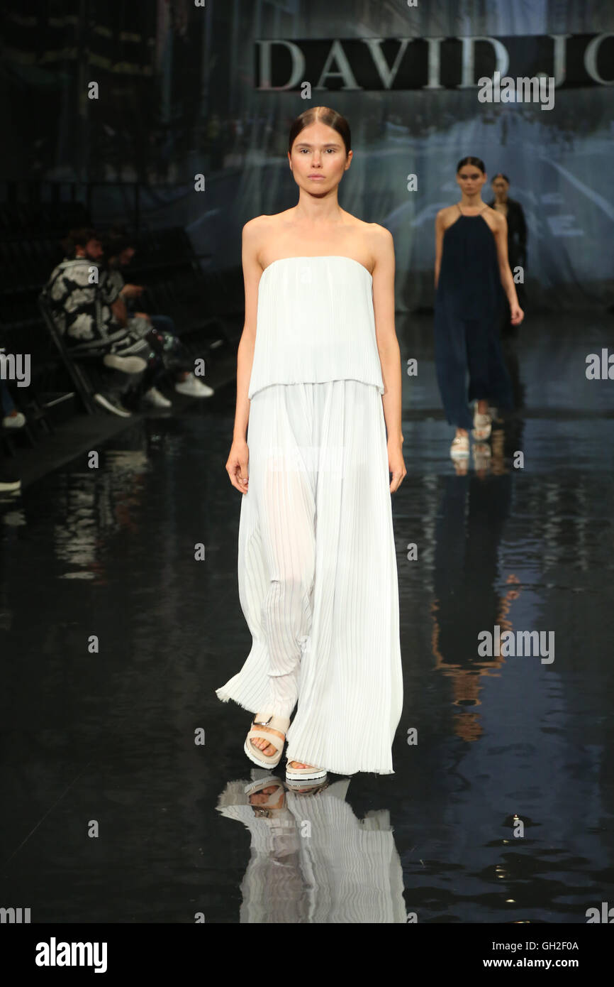 David Jones Frühjahr Sommer 2016 Sammlungen starten Probe Stockfoto